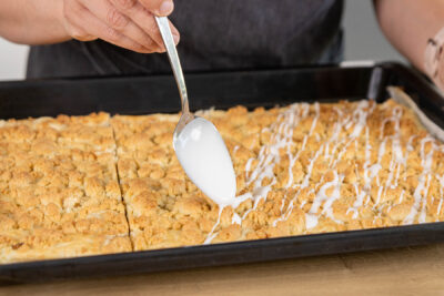 Prasselkuchen mit dem Guss dekorieren