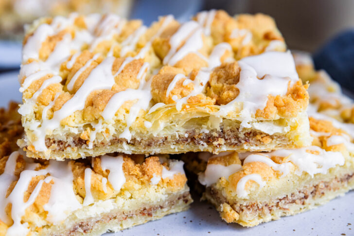 Prasselkuchen mit Streusel und Zuckerguss