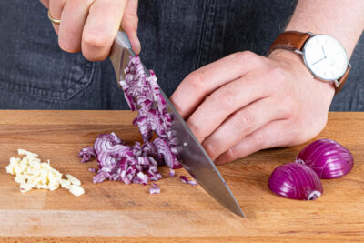 Zwiebel und Knoblauch in feine Würfel schneiden