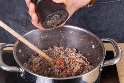 Hackfleisch krümelig braten und würzen