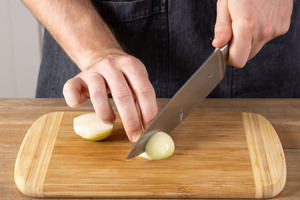 Zwiebel Zwiebel in feine Streifen schneiden.