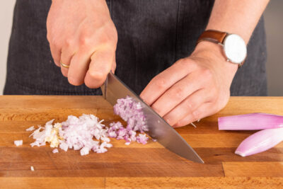 Schalotte und Knoblauch schneiden