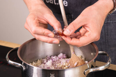 Schalotten, Knoblauch und Safran anschwitzen