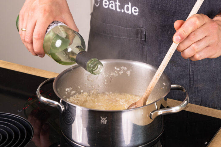 Risotto mit Weißwein ablöschen