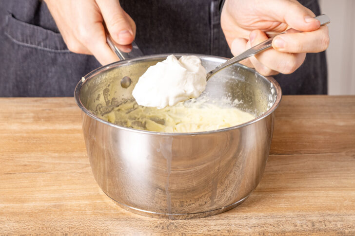 geschlagene Sahne zur Kartoffelmasse geben