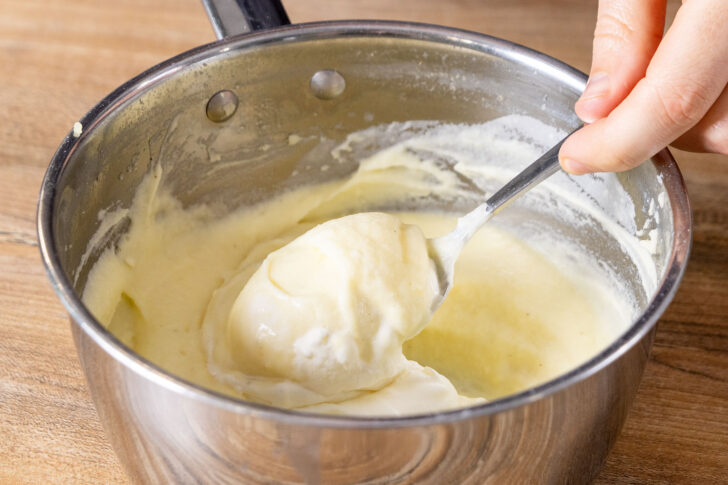 geschlagene Sahne unter die Sauce Mousseline heben
