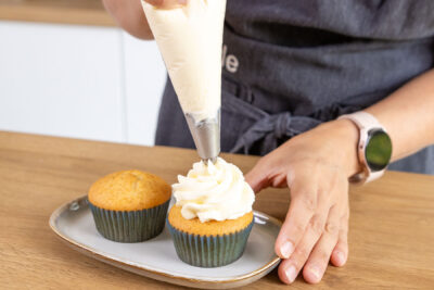 Sahne auf Muffin spritzen