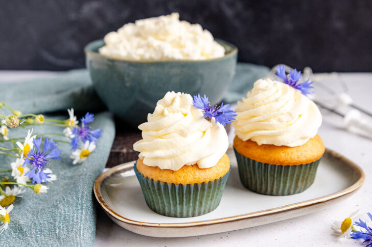 Schlagsahne aufgespritzt auf Muffins