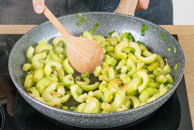 Gurken und Frühlingszwiebeln anbraten