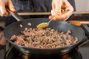 Hackfleisch mit BBQ Gewürz würzen