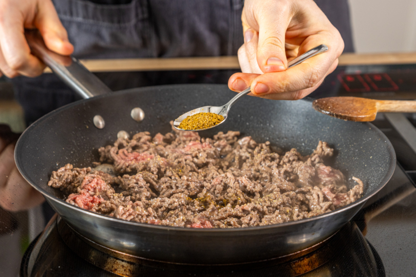 Hackfleisch mit BBQ Gewürz würzen