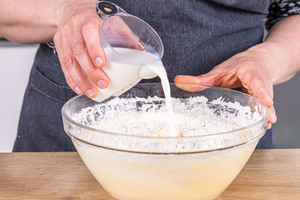 Milch dazugießen