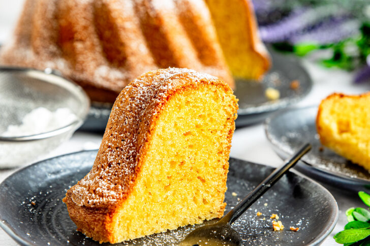 Schneller Kuchen mit Paradiescreme im Anschnitt