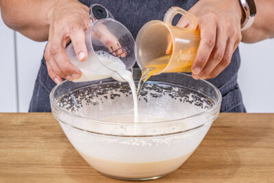 Öl sowie Milch dazugeben