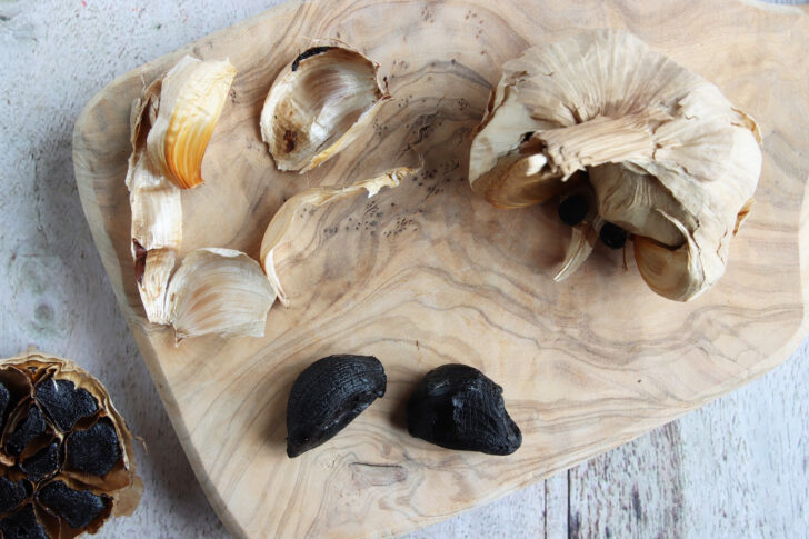 Schwarzer Knoblauch mit herausgelösten Zehen