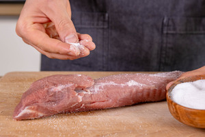 Schweinefilet salzen