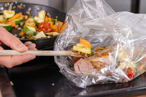 Gemüse in Bratschlauch geben