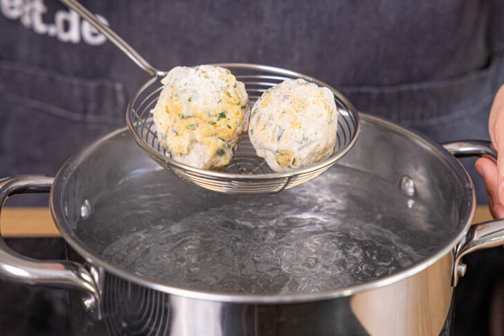 gefrorene Semmelknödel kochen