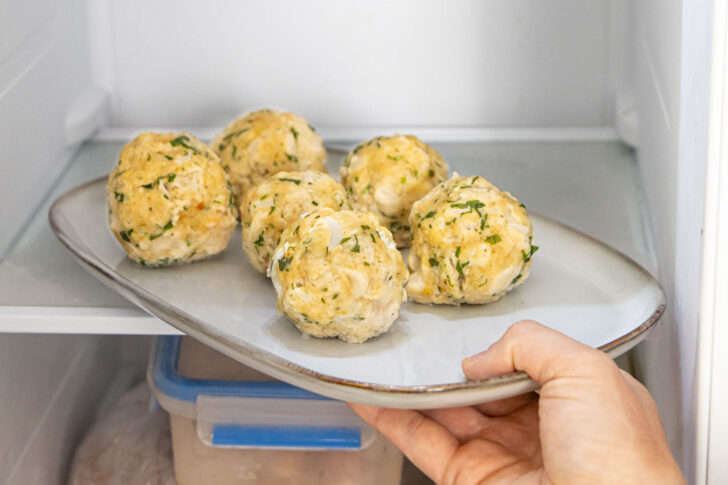Semmelknödel auf einem Teller getrennt voneinander anfrieren lassen