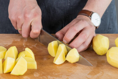Kartoffeln in gleichgroße Stücke schneiden