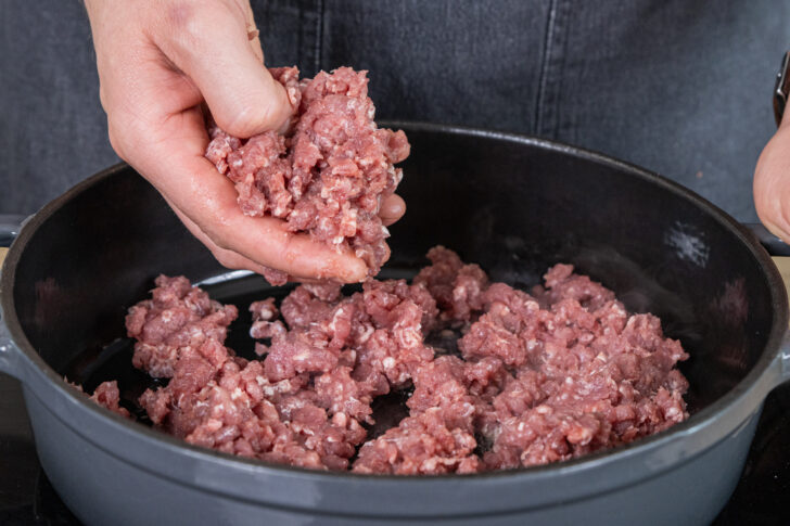 Lammhackfleisch in einem Bräter geben