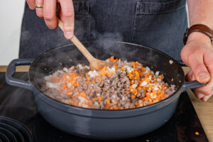 Karotten, Knoblauch und Zwiebeln unter das Lammhackfleisch heben
