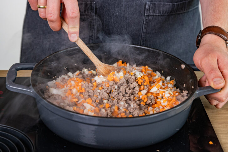 Karotten, Knoblauch und Zwiebeln unter das Lammhackfleisch heben