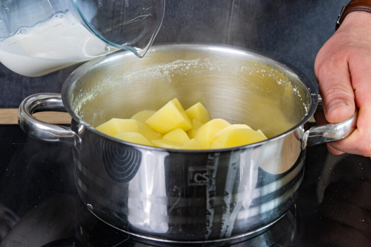Milch zu den Kartoffeln geben