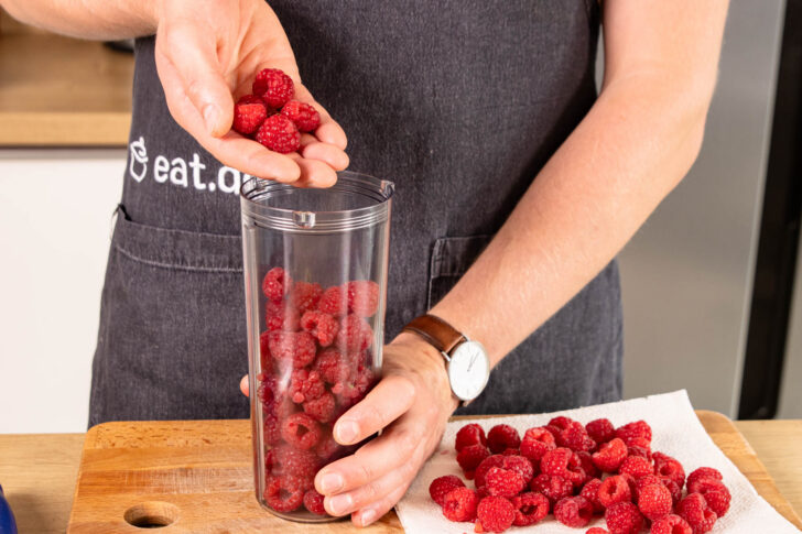 Himbeeren in den Mixer geben