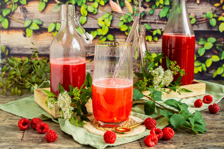 selbstgemachter Sirup abgefüllt