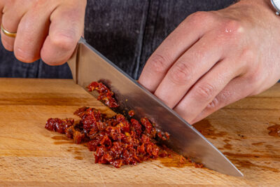 getrocknete Tomaten hacken