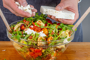 Feta dazu bröseln