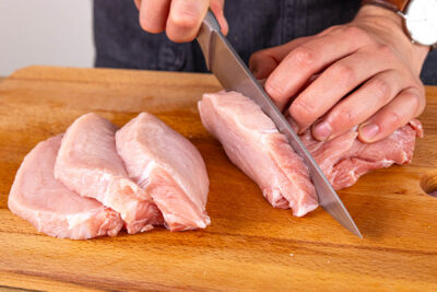 Schweinefleisch parieren und in Scheiben schneiden