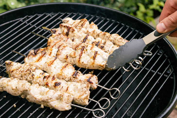 Souvlaki-Spieße von jeder Seite goldbraun grillen