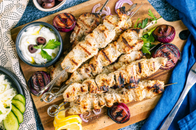 Souvlaki-Spieße grillen