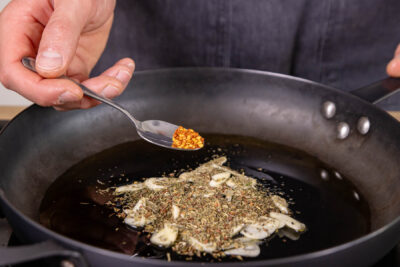 Knoblauch und Gewürze anbraten