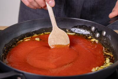 Passierte Tomaten dazugeben