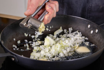 Zwiebel & Knoblauch anschwitzen