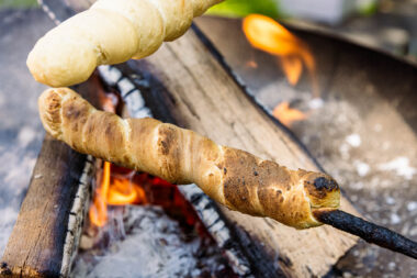 Stockbrot über dem Feuer backen