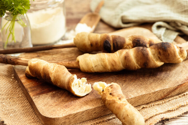 Nach Grundrezept gebackenes Stockbrot
