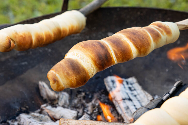 Stockbrot aus Quark-Öl-Teig über dem Feuer