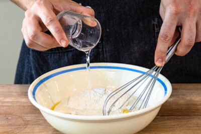 Mehl, Milch, Schnaps und der Butter verrühren