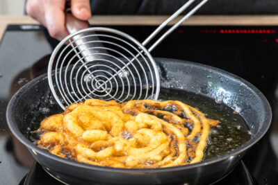 gebackene Strauben abschöpfen