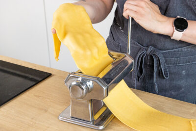 Ravioliteig mit der Nudelmaschine ausrollen