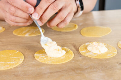 Pfirsich-Ricotta-Füllung auf die Teigkreise geben