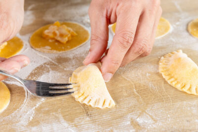 Ravioli mit der Gabel zudrücken