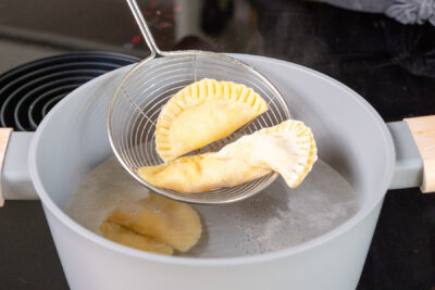 süße Ravioli ins kochende Wasser geben