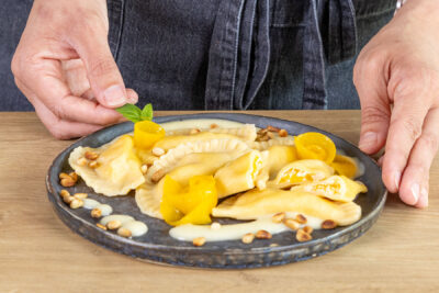 süße Ravioli anrichten