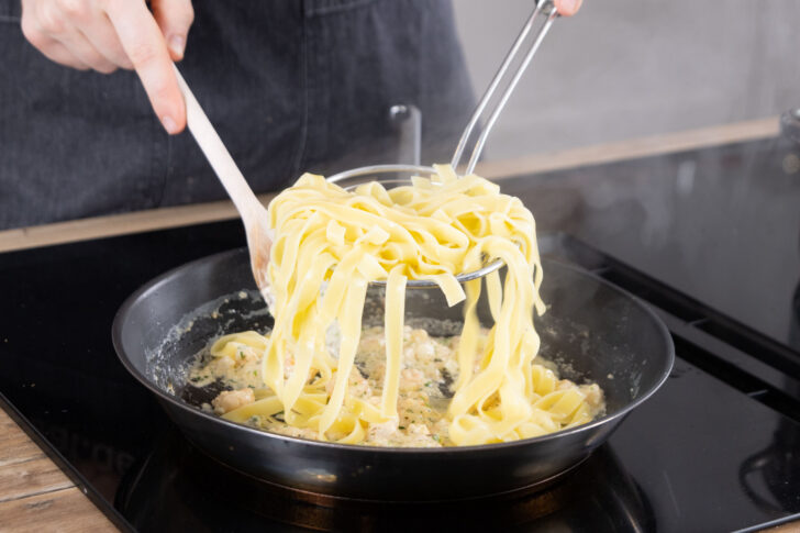 Tagliatelle dazugeben.