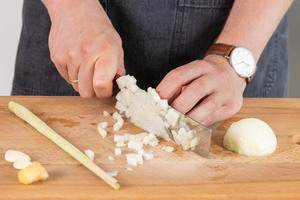 Zwiebel würfeln